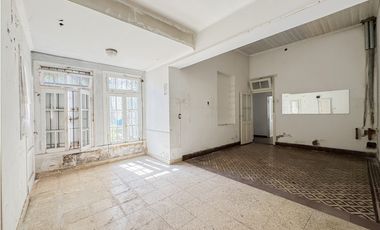 CASA 3 AMBIENTES EN ESQUINA A RECICLAR