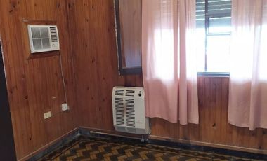 VENTA CASA DOS DORMITORIOS Y COCHERA.