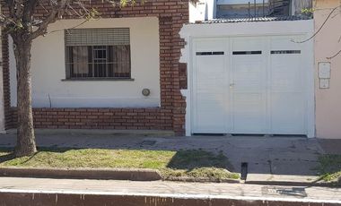 VENTA CASA DOS DORMITORIOS Y COCHERA.