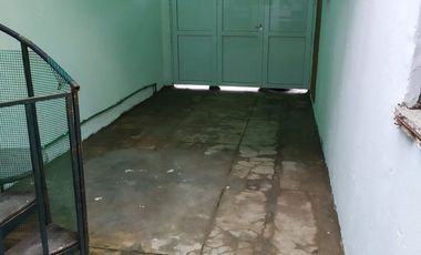 VENTA CASA DOS DORMITORIOS Y COCHERA.