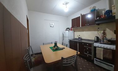 VENTA CASA DOS DORMITORIOS Y COCHERA.