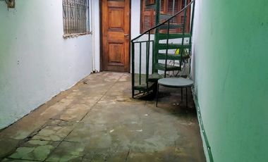 VENTA CASA DOS DORMITORIOS Y COCHERA.