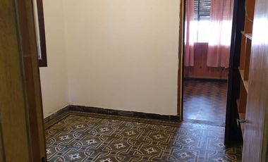 VENTA CASA DOS DORMITORIOS Y COCHERA.