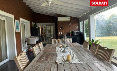 Casa en La Lomada, ENERO impecable. 4 cuartos, piscina, play. Consulte diciembre