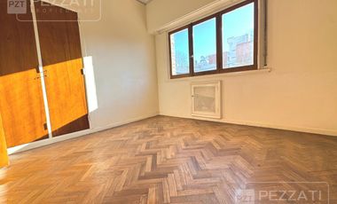 Casa en  alquiler. Zona Macrocentro. Solo para uso profesional o comercial