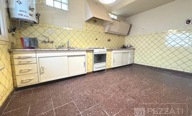 Casa en  alquiler. Zona Macrocentro. Solo para uso profesional o comercial