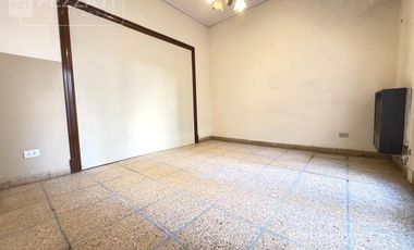 Casa en  alquiler. Zona Macrocentro. Solo para uso profesional o comercial