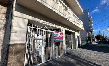 PH de 5 ambientes con dos cocheras en Venta en el centro de Wilde