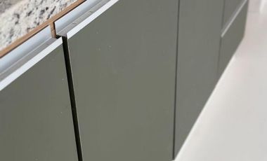 Casa de tres dormitorios, tres baños,cocina living comedor integrado, galería con parrilla, pileta.-