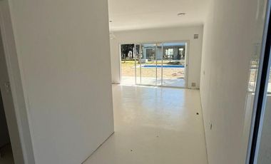 Casa de tres dormitorios, tres baños,cocina living comedor integrado, galería con parrilla, pileta.-