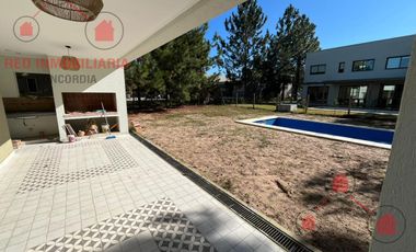 Casa de tres dormitorios, tres baños,cocina living comedor integrado, galería con parrilla, pileta.-