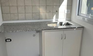 Casa de tres dormitorios, tres baños,cocina living comedor integrado, galería con parrilla, pileta.-