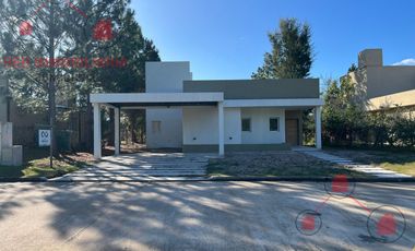 Casa de tres dormitorios, tres baños,cocina living comedor integrado, galería con parrilla, pileta.-