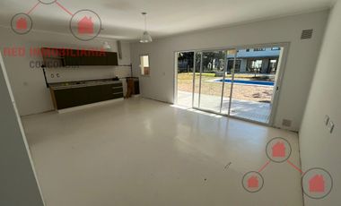 Casa de tres dormitorios, tres baños,cocina living comedor integrado, galería con parrilla, pileta.-