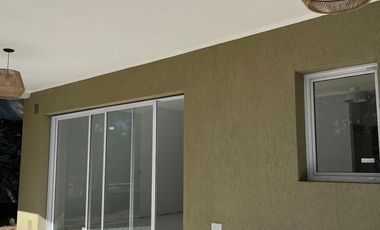 Casa de tres dormitorios, tres baños,cocina living comedor integrado, galería con parrilla, pileta.-