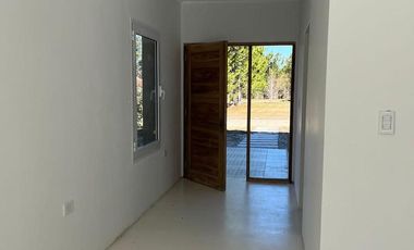 Casa de tres dormitorios, tres baños,cocina living comedor integrado, galería con parrilla, pileta.-