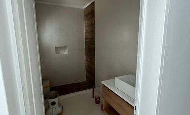 Casa de tres dormitorios, tres baños,cocina living comedor integrado, galería con parrilla, pileta.-