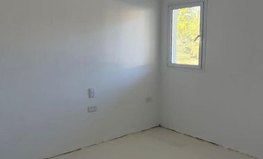 Casa de tres dormitorios, tres baños,cocina living comedor integrado, galería con parrilla, pileta.-