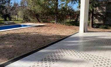 Casa de tres dormitorios, tres baños,cocina living comedor integrado, galería con parrilla, pileta.-