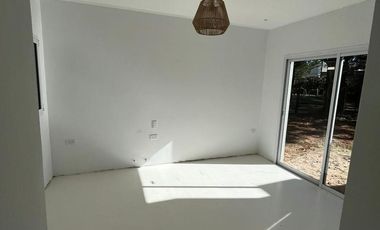 Casa de tres dormitorios, tres baños,cocina living comedor integrado, galería con parrilla, pileta.-