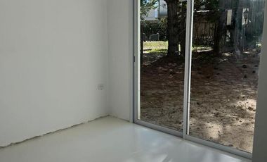 Casa de tres dormitorios, tres baños,cocina living comedor integrado, galería con parrilla, pileta.-