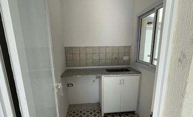 Casa de tres dormitorios, tres baños,cocina living comedor integrado, galería con parrilla, pileta.-