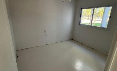 Casa de tres dormitorios, tres baños,cocina living comedor integrado, galería con parrilla, pileta.-