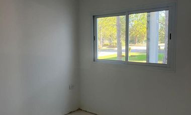 Casa de tres dormitorios, tres baños,cocina living comedor integrado, galería con parrilla, pileta.-