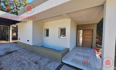 Casa de tres dormitorios, tres baños,cocina living comedor integrado, galería con parrilla, pileta.-