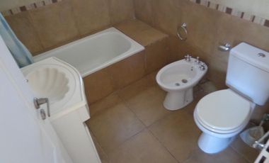 Encantador dúplex de 4 ambientes, tipo PH con cochera en pequeño condominio- En Alquiler