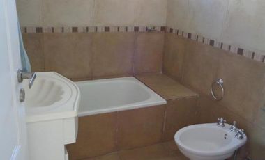 Encantador dúplex de 4 ambientes, tipo PH con cochera en pequeño condominio- En Alquiler