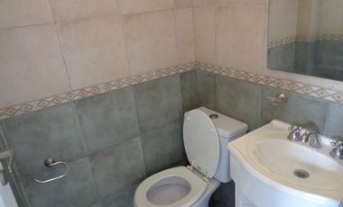 Encantador dúplex de 4 ambientes, tipo PH con cochera en pequeño condominio- En Alquiler