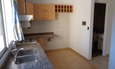 Encantador dúplex de 4 ambientes, tipo PH con cochera en pequeño condominio- En Alquiler