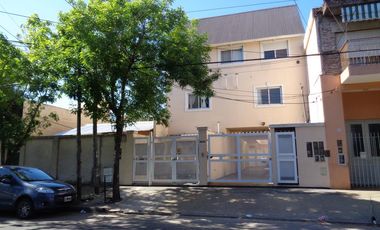 Encantador dúplex de 4 ambientes, tipo PH con cochera en pequeño condominio- En Alquiler