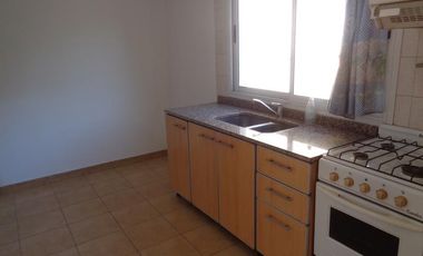 Encantador dúplex de 4 ambientes, tipo PH con cochera en pequeño condominio- En Alquiler