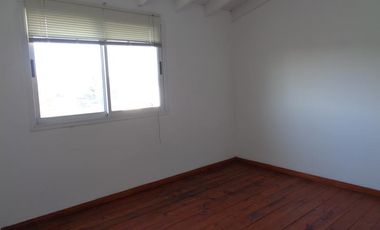 Encantador dúplex de 4 ambientes, tipo PH con cochera en pequeño condominio- En Alquiler