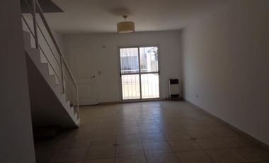 Encantador dúplex de 4 ambientes, tipo PH con cochera en pequeño condominio- En Alquiler