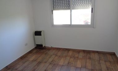 Encantador dúplex de 4 ambientes, tipo PH con cochera en pequeño condominio- En Alquiler