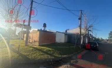 Casa en  Villa Adela, con dos dormitorios, baño, cocina, living, entrada para auto, patio. Buen estado en general.-