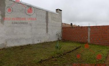 Casa en  Villa Adela, con dos dormitorios, baño, cocina, living, entrada para auto, patio. Buen estado en general.-