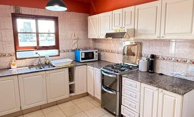 Hermoso departamento de 3 dormitorios, dependencia y cochera en Barrio Norte