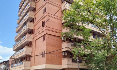 Hermoso departamento de 3 dormitorios, dependencia y cochera en Barrio Norte