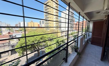 Hermoso departamento de 3 dormitorios, dependencia y cochera en Barrio Norte