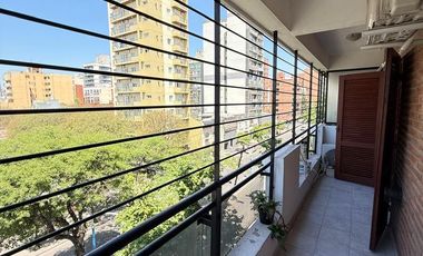Hermoso departamento de 3 dormitorios, dependencia y cochera en Barrio Norte