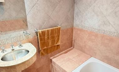 Hermoso departamento de 3 dormitorios, dependencia y cochera en Barrio Norte