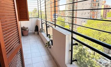 Hermoso departamento de 3 dormitorios, dependencia y cochera en Barrio Norte