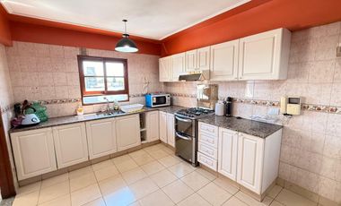 Hermoso departamento de 3 dormitorios, dependencia y cochera en Barrio Norte