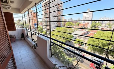 Hermoso departamento de 3 dormitorios, dependencia y cochera en Barrio Norte