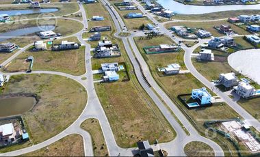 Lote a laguna en venta con posesión inmediata en venta en Sebastian Gaboto