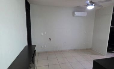 Casa en renta céntrica en Uruapan (ideal para habitar o comercio).